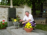 uložení květin u  hrobu J. Šlajse v Chudenicích 19.5.2011